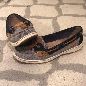 Woman’s sperrys. 8
